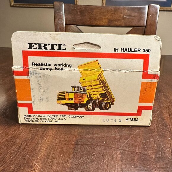 Ertl Mighty Movers Hauler 350 & Scraper 412B 1/64 Scale Die-Cast Models - Picture 5 of 6